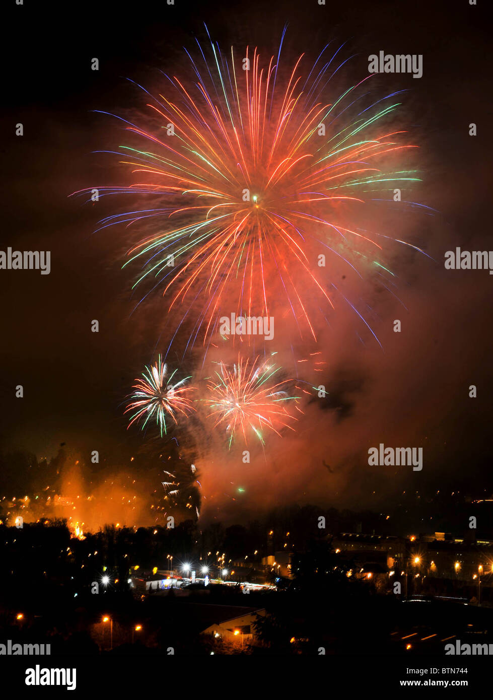 Bonfire Night Feuerwerk über Perth in Schottland. Stockfoto