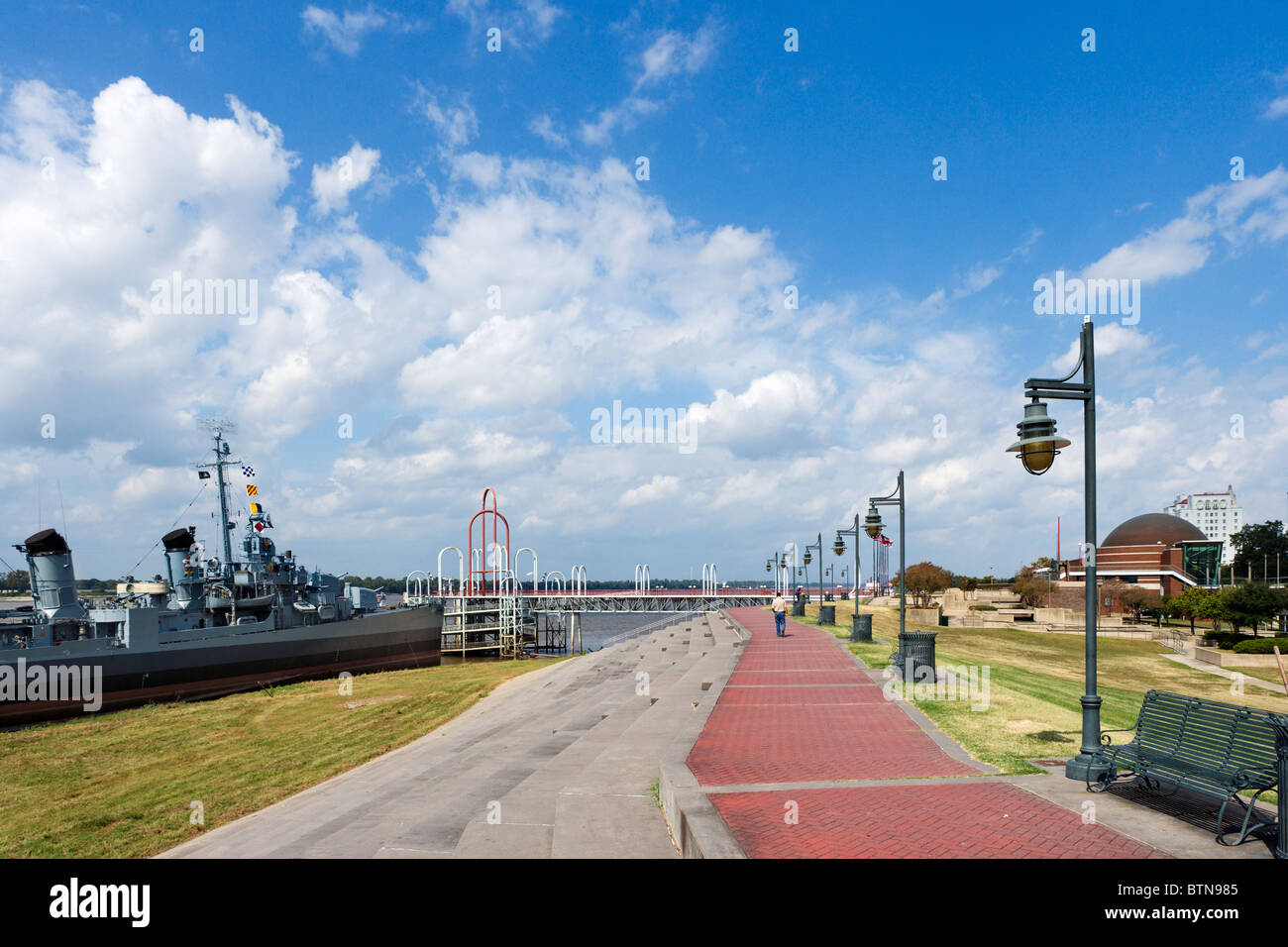 Am Flussufer gehen Sie links entlang des Mississippi Flusses mit USS Kidd und Planetarium nach rechts, Baton Rouge, Louisiana, USA Stockfoto