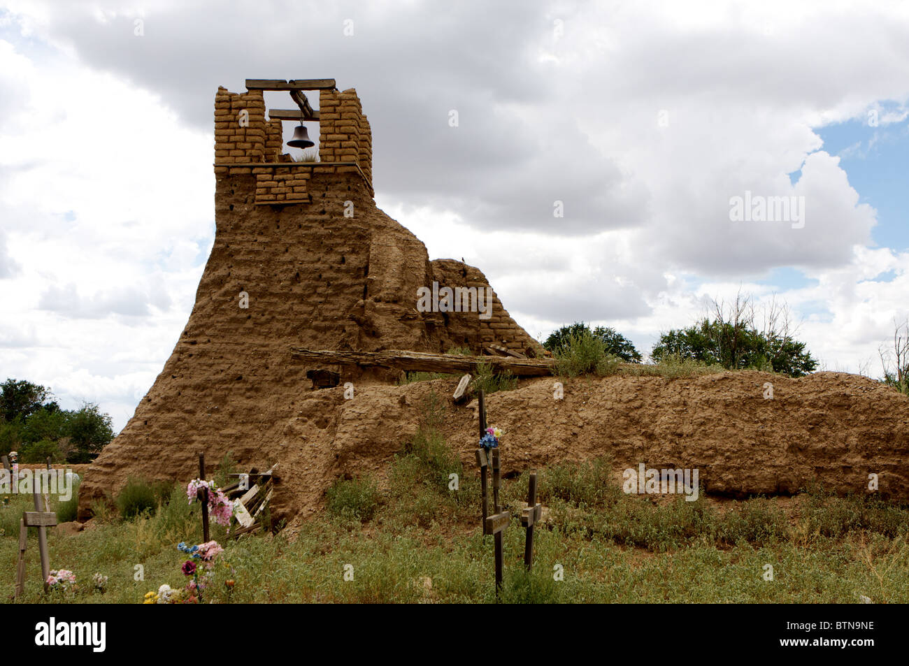 Verlassenen Pueblo Friedhof und Kirchenglocke Stockfoto