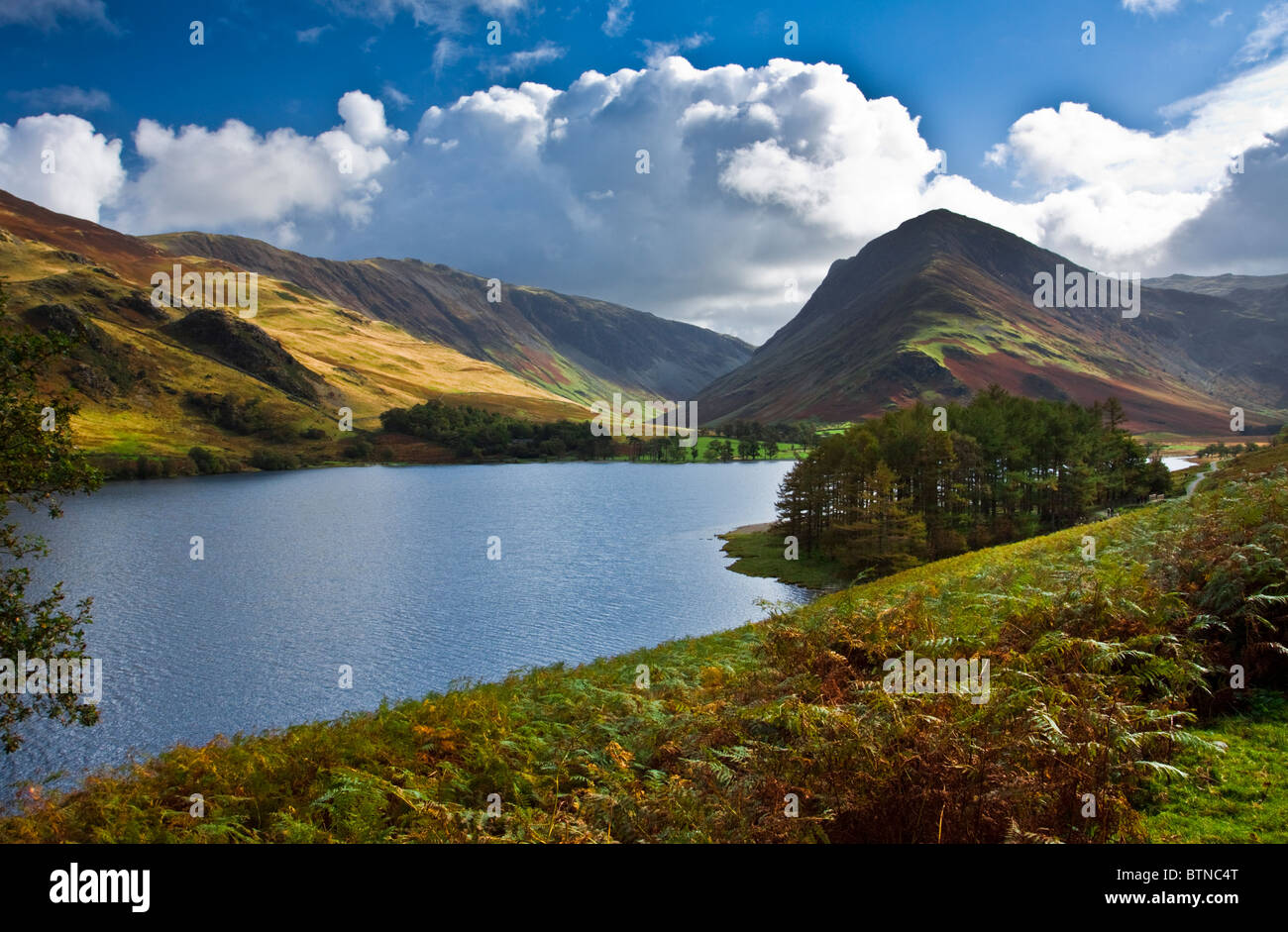 Lake Buttermere mit Fleetwith Hecht in der Ferne, Lake District Cumbria England UK Stockfoto