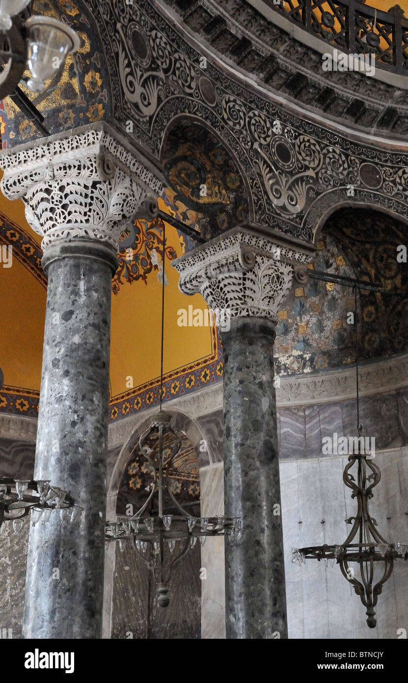 Kronleuchter, Säulen und Kapitelle von der South Istanbul Galerie, Aya Sofya, Türkei 100917 36322 Stockfoto