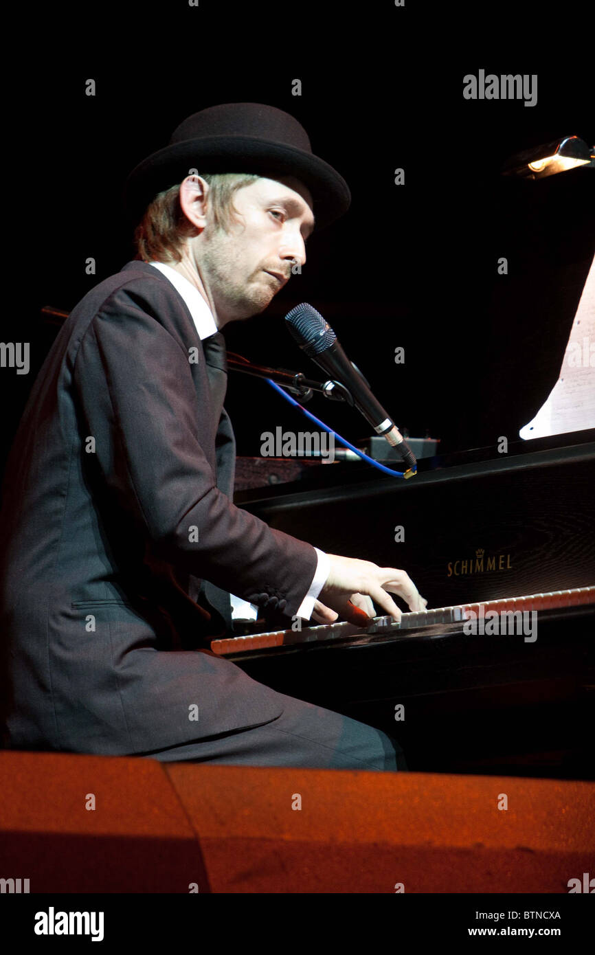 Neil Hannon von The Divine Comedy erklingt in der Concert Hall, lesen Stockfoto