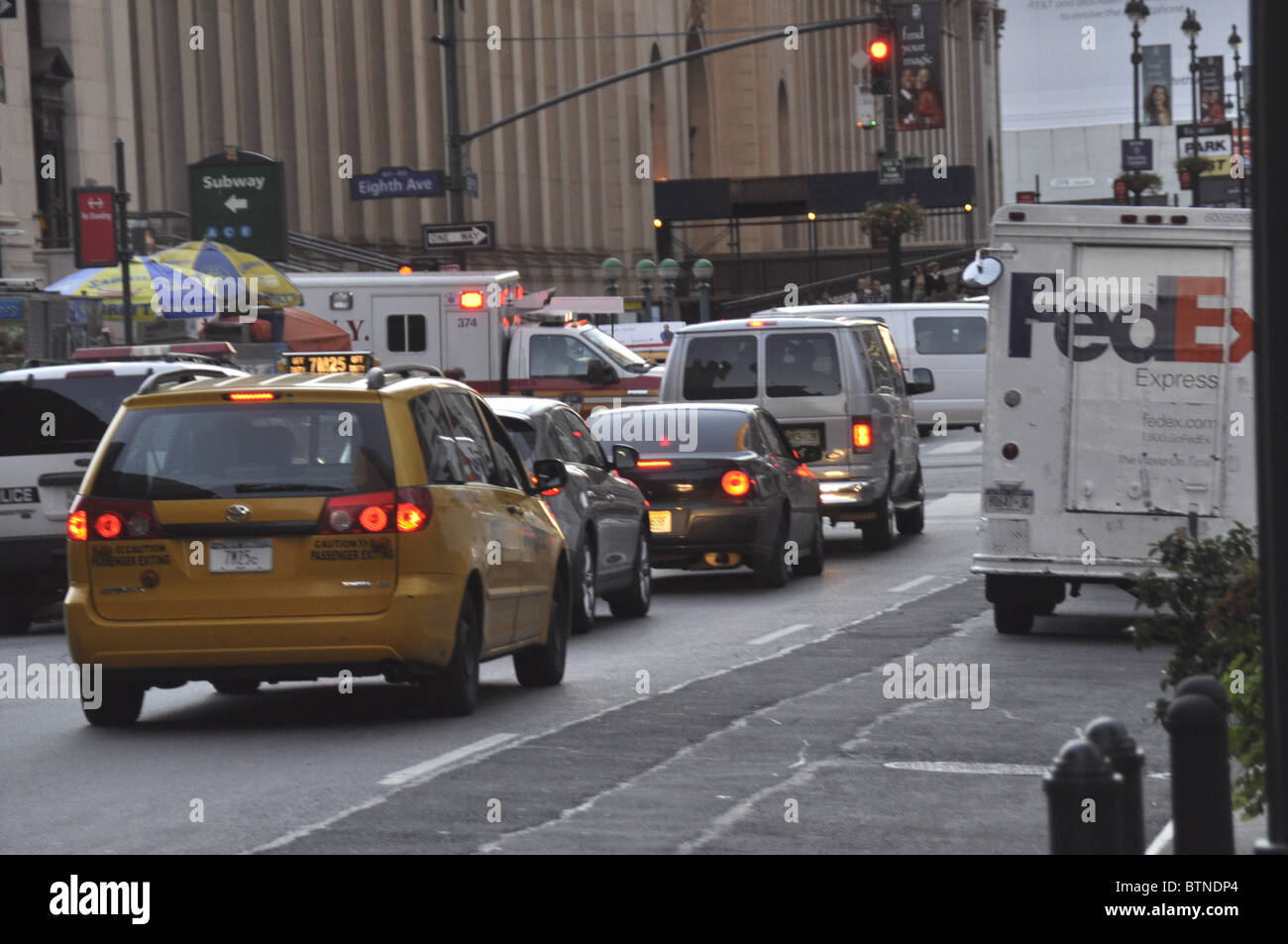 Datenverkehr sichert, als ein Krankenwagen versucht zu machen, durch den Verkehr in New York City Stockfoto