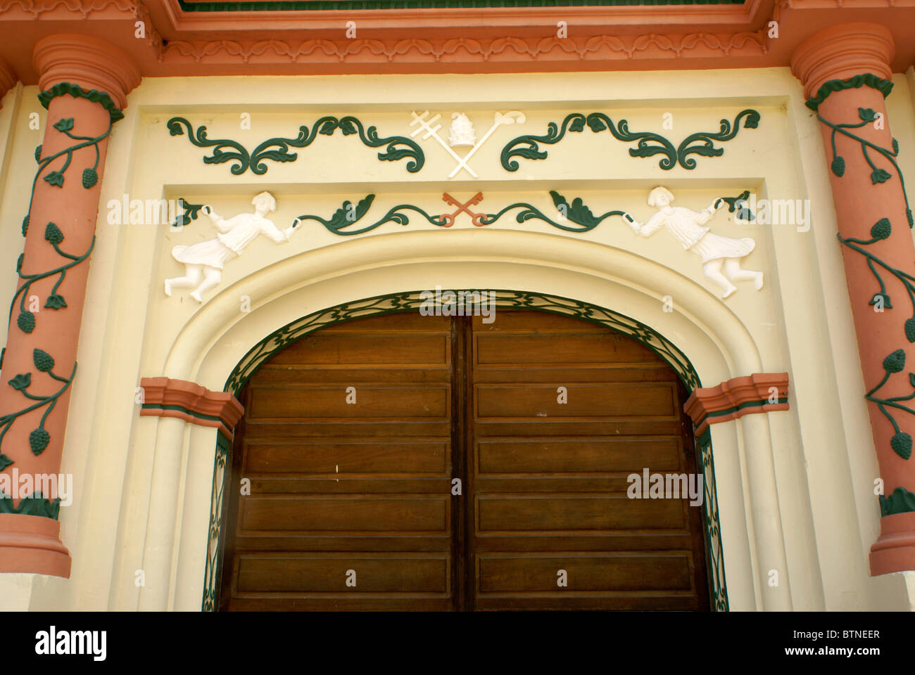 Eingang zum 17. Jahrhundert restaurierte Kirche Iglesia de San Matias in der Lenca indischen Dorf von La Campa, Lempira, Honduras Stockfoto