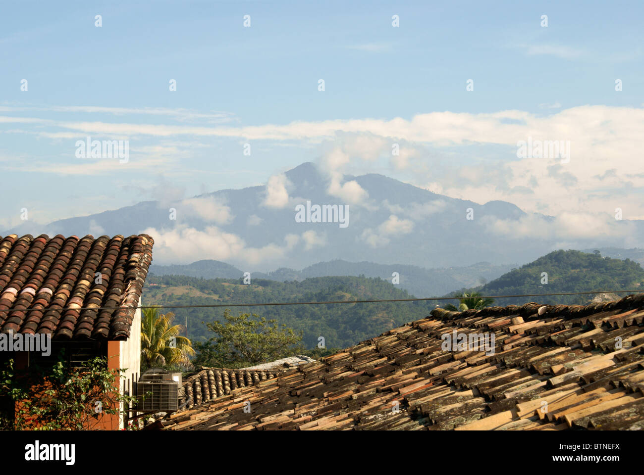 Blick auf Celaque Berg aus der spanischen Kolonialzeit Gracias, Lempira, Honduras Stockfoto