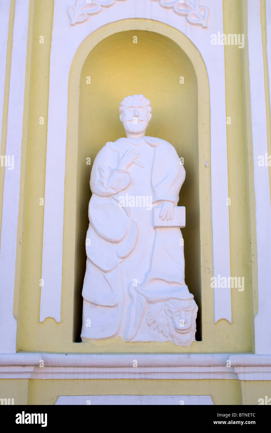 Statue auf der Fassade der Kirche Iglesia de San Marcos der spanischen Kolonialzeit Gracias, Lempira, Honduras Stockfoto