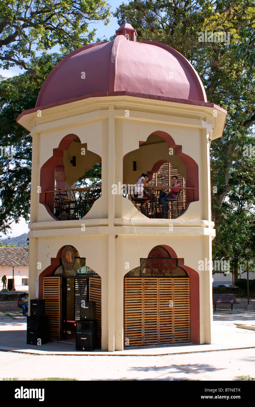 Kiosk und Café im Parque Central oder Hauptplatz von der spanischen kolonialen Gracias, Lempira, Honduras Stockfoto