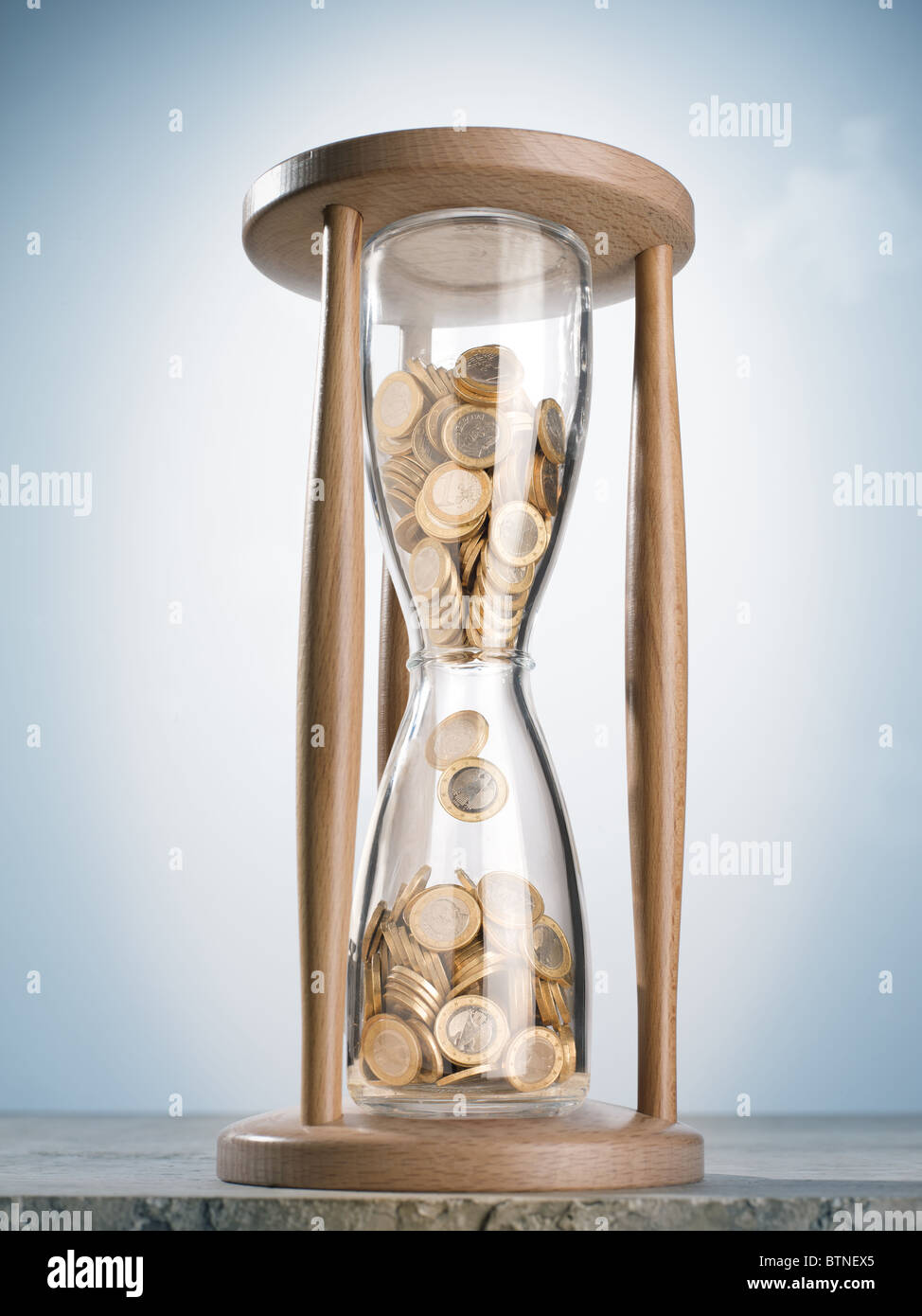 Eine Sanduhr gefüllt mit Euro-Münzen Stockfoto