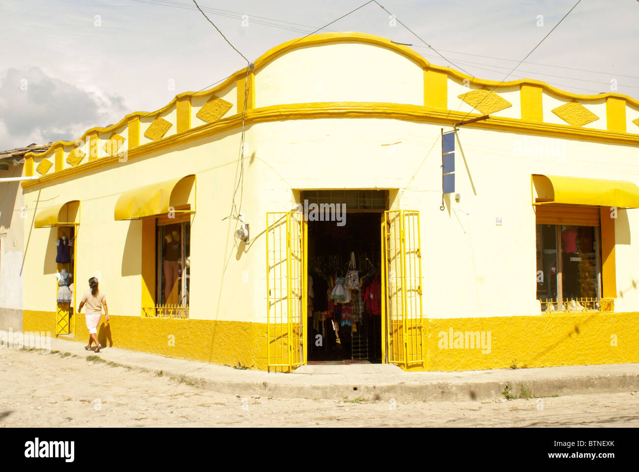Bunte restaurierten spanischen kolonialen Gebäude an einer Straßenecke in der spanischen Kolonialstadt, Gracias Lempira, Honduras Stockfoto