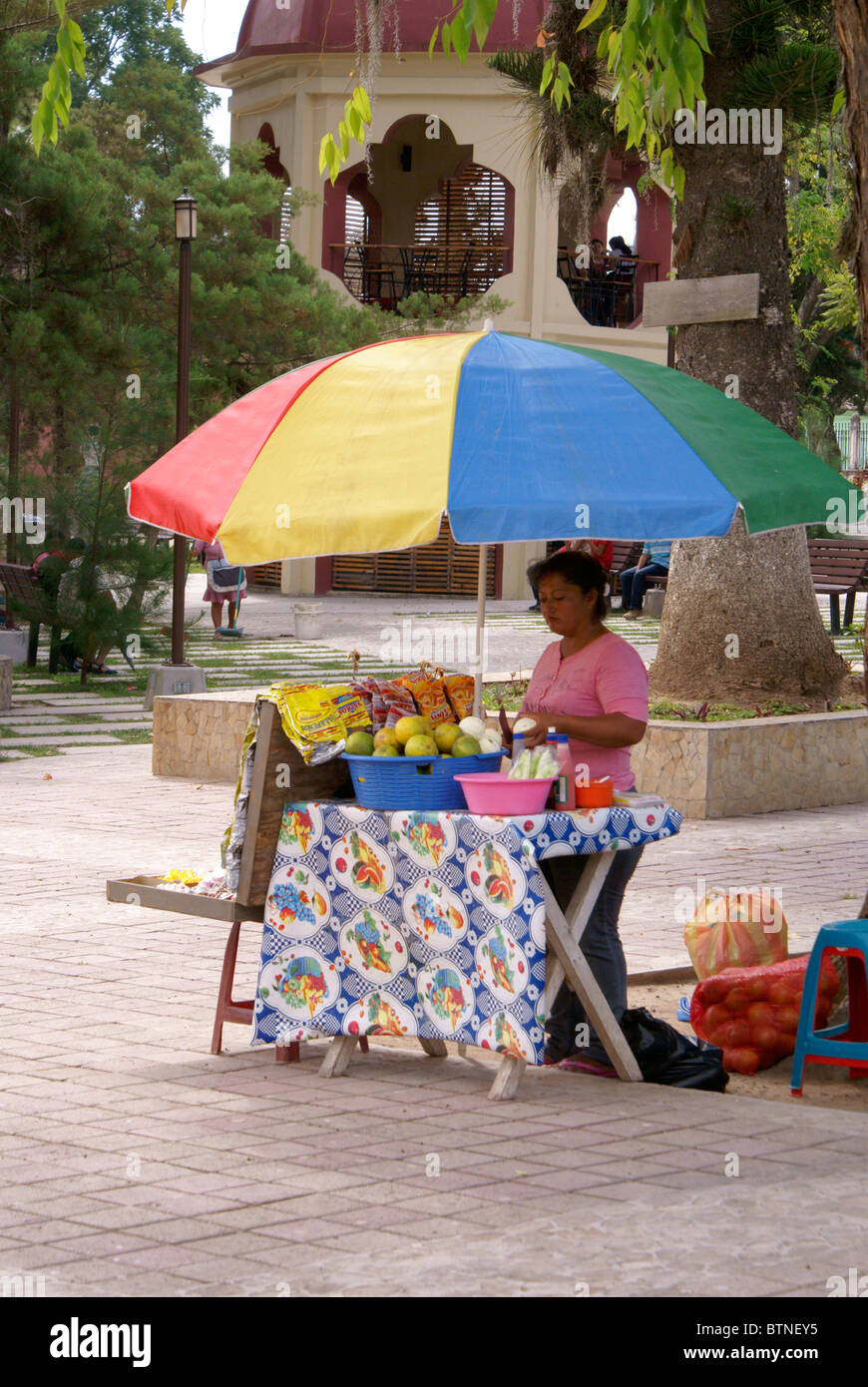 Frau mit Frucht Snacks der spanischen Kolonialzeit Gracias, Lempira, Honduras Stockfoto