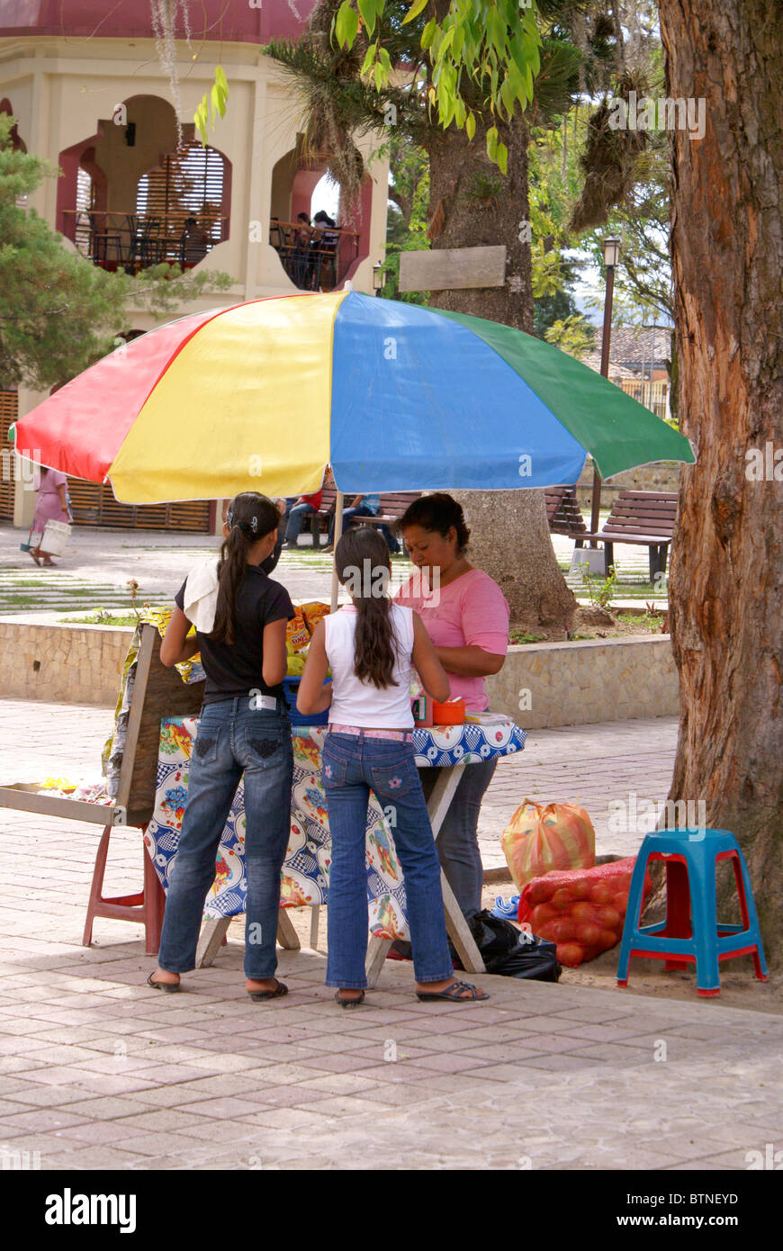 Frau verkaufen Obst Snacks auf einer Straße in der spanischen Kolonialstadt, Gracias Lempira, Honduras Stockfoto