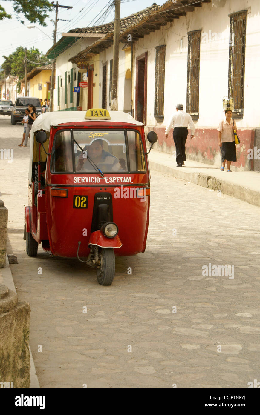 Tuk Tuk auf einer Straße in der spanischen Kolonialzeit Gracias, Lempira, Honduras Stockfoto
