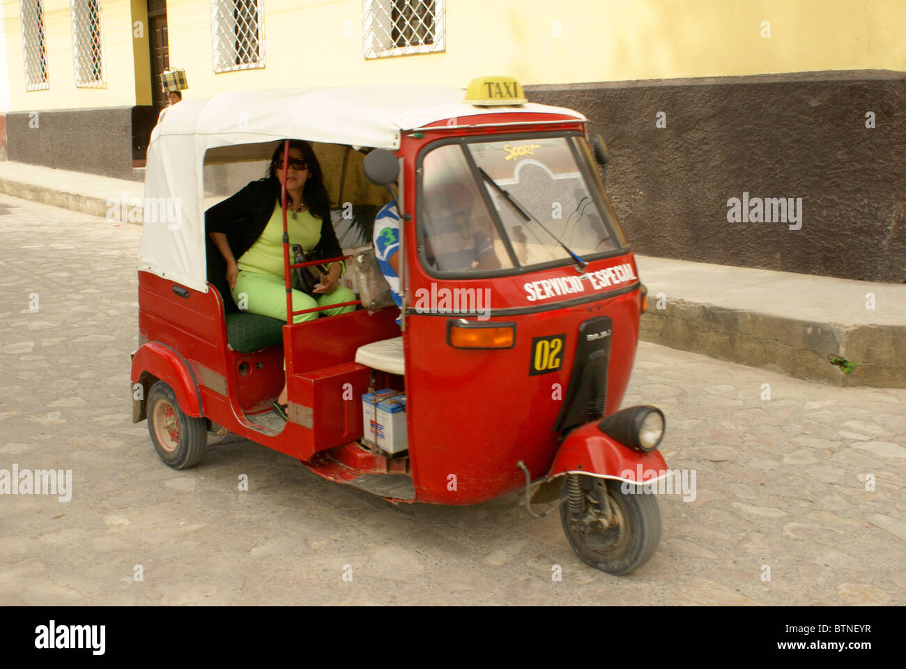 Tuk Tuk auf einer Straße in der spanischen Kolonialzeit Gracias, Lempira, Honduras Stockfoto