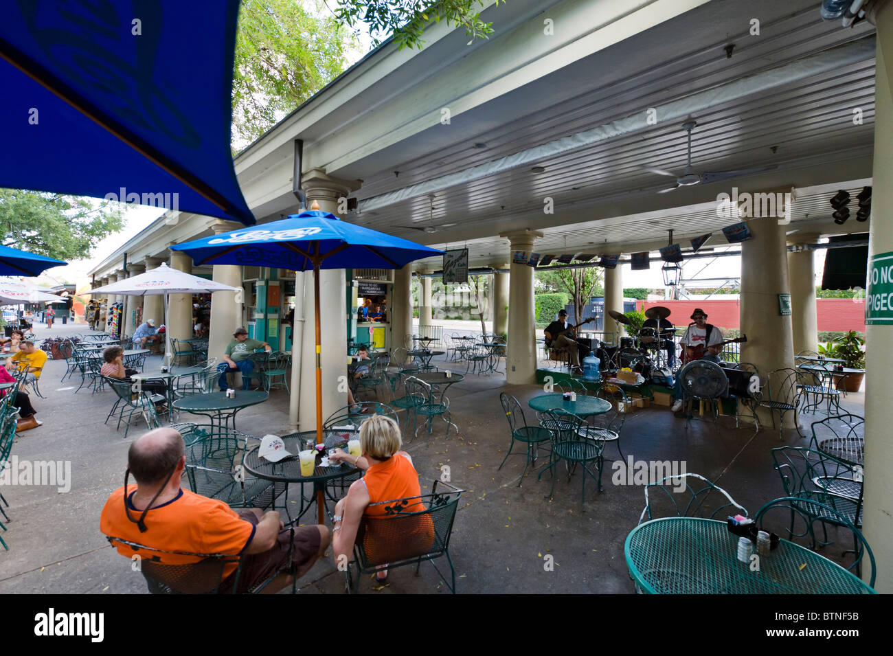 Live-Musik im Pavillon Cafe im französischen Markt Bezirk am frühen Abend, French Quarter, New Orleans, Louisiana, USA Stockfoto