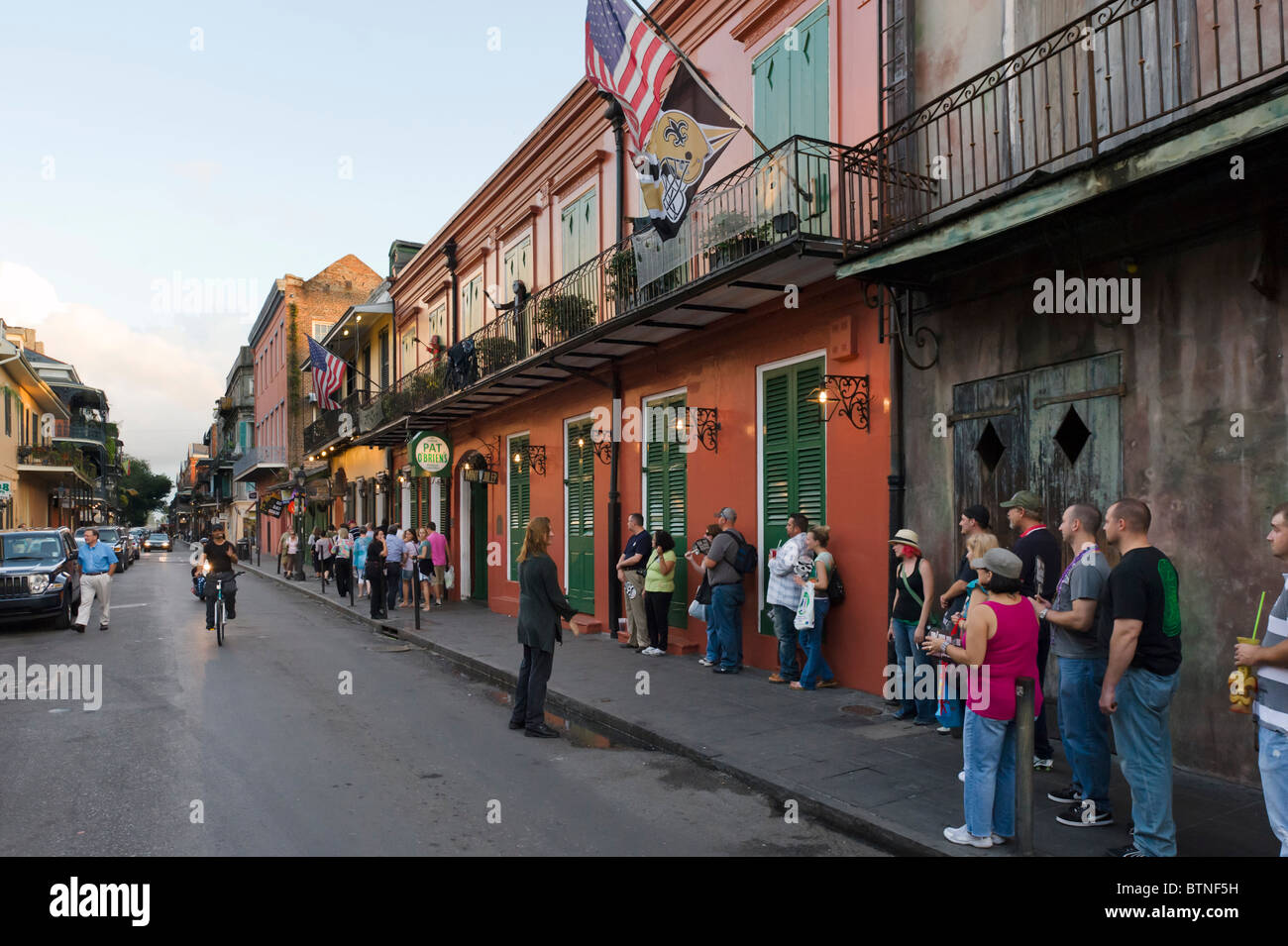 Touristen zu fahren auf die New Orleans-Ghost-Tour in den frühen Abend, Peter Street, French Quarter, New Orleans, Lousiana Stockfoto