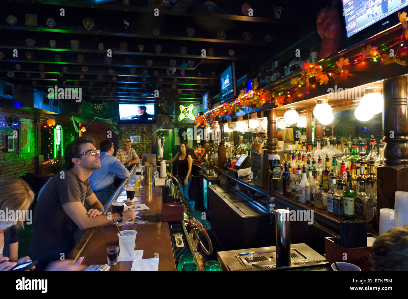 Typische Bar in der Nacht, Peter Street, French Quarter, New Orleans, Louisiana, USA Stockfoto