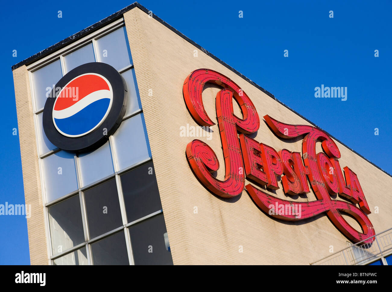 Eine Pepsi-Cola-Abfüllanlage. Stockfoto