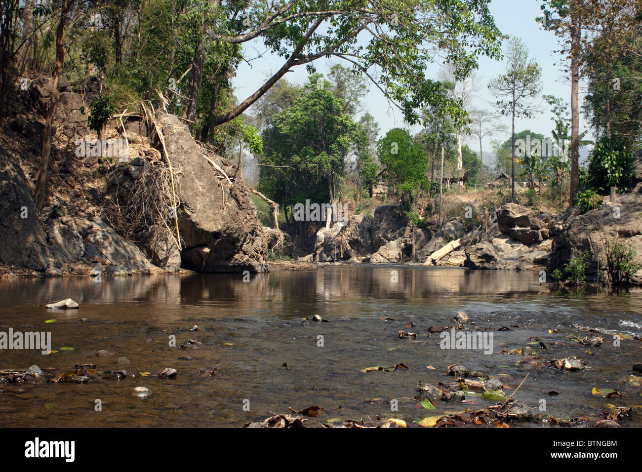 Ein Fluss, der ist eine wichtige Quelle des Wassers für Brandrodung Subsistenzbauern durchfließt Pang Ma Pha, Thailand (Sappong). Stockfoto