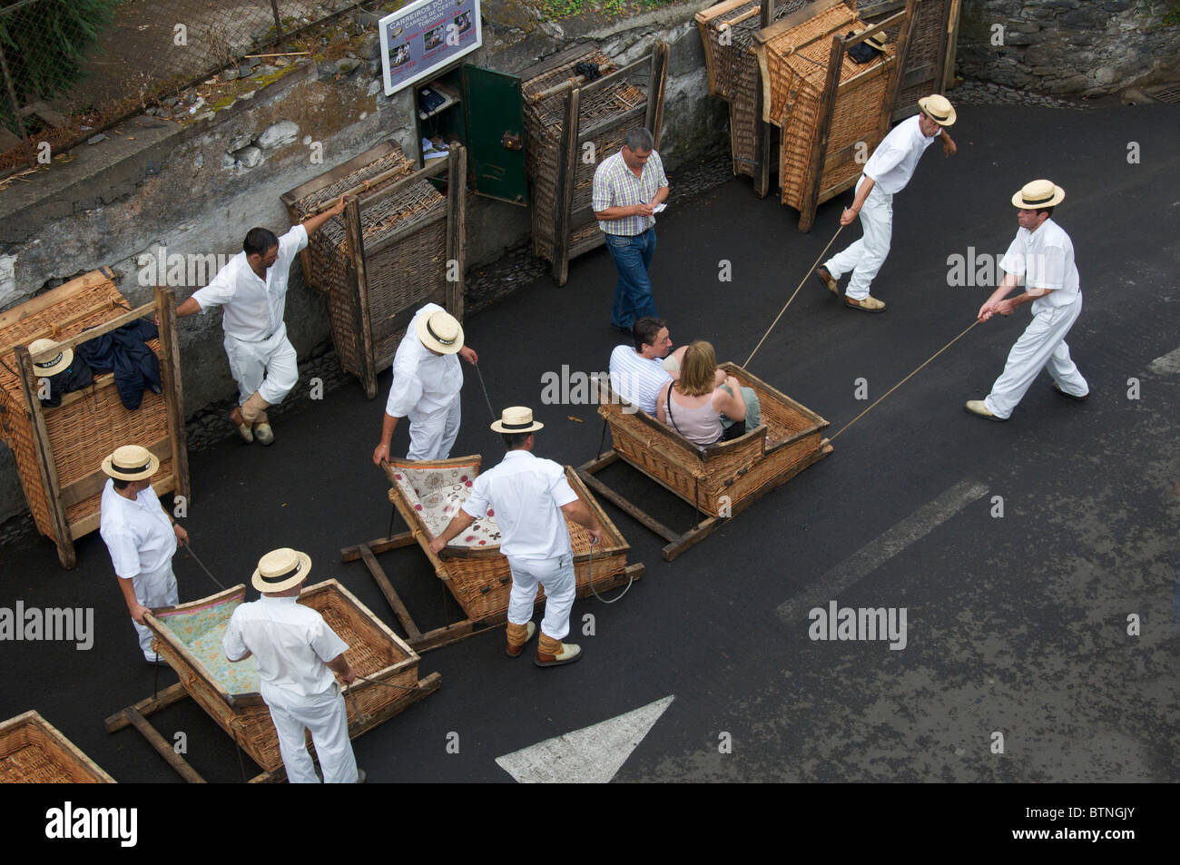 Paar kurz vor dem start der Rodelbahn Monte Funchal Madeira Portugal Stockfoto