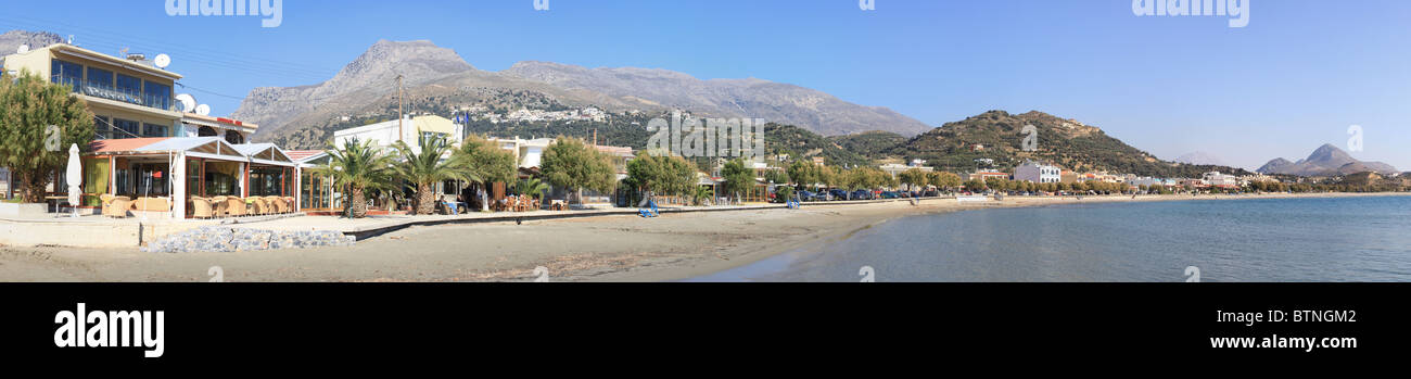 Panoramablick auf Plakias Urlaubsort an der Südküste von Kreta, Griechenland, mit Myrthios Dorf auf dem Hügel auf der linken Seite. Stockfoto