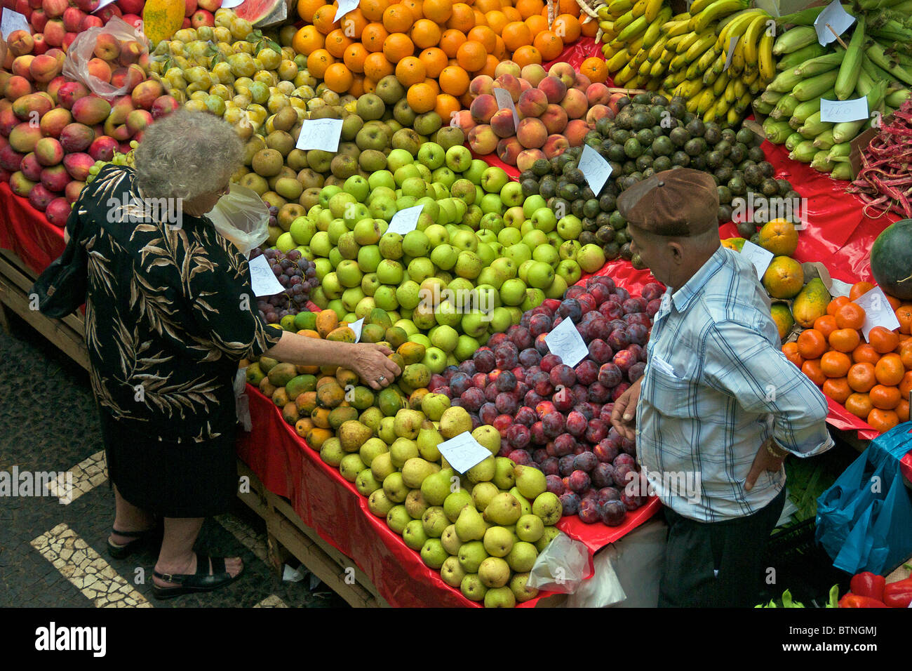 Mercado Dos Lavradores Obst-Verkäufer und Kunde Obst- und Gemüsemarkt Funchal Madeira Portugal Stockfoto