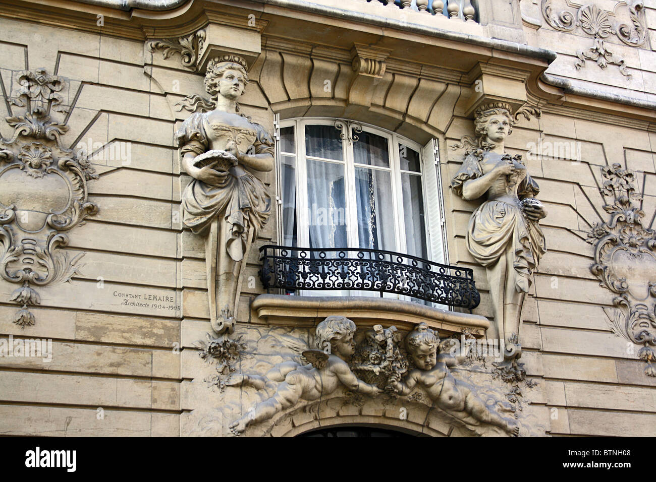Paris, kunstvolle Fenster auf Wohnhaus. Stockfoto