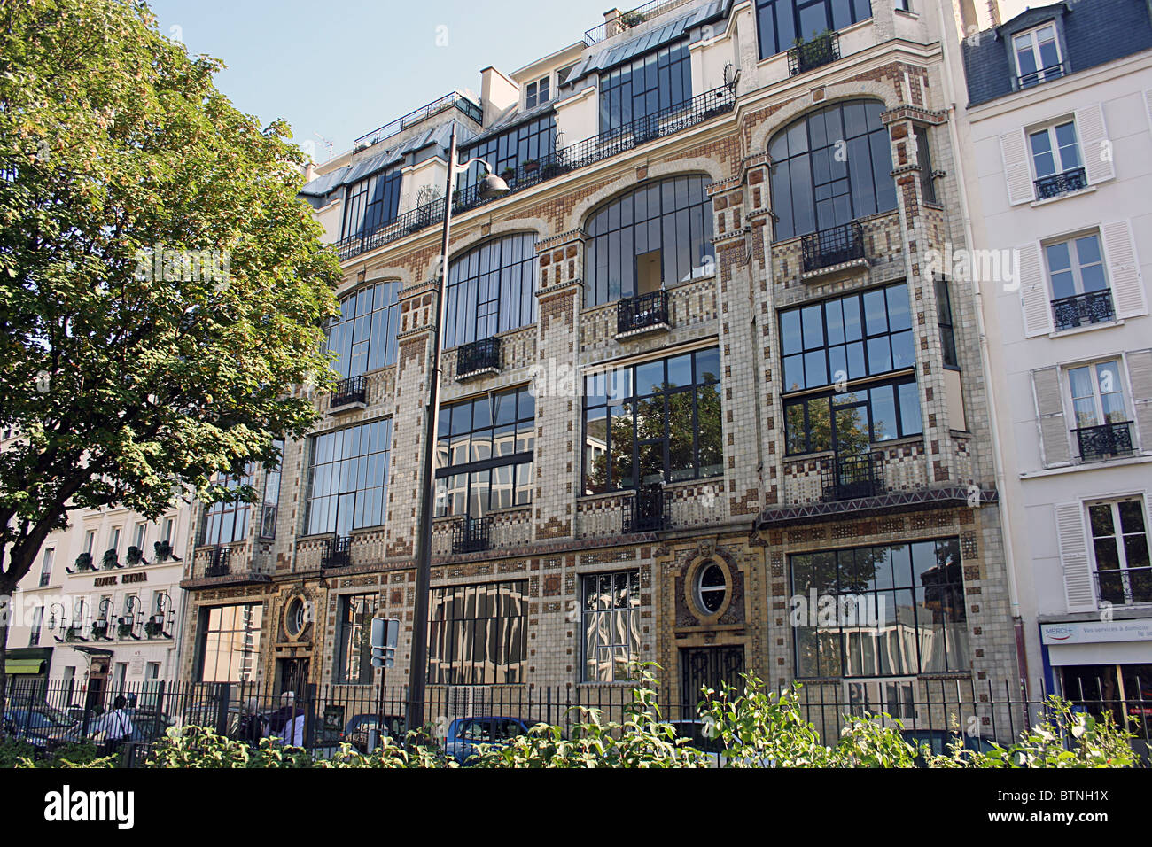 Mehrfamilienhaus mit Künstlerateliers, Paris. Stockfoto