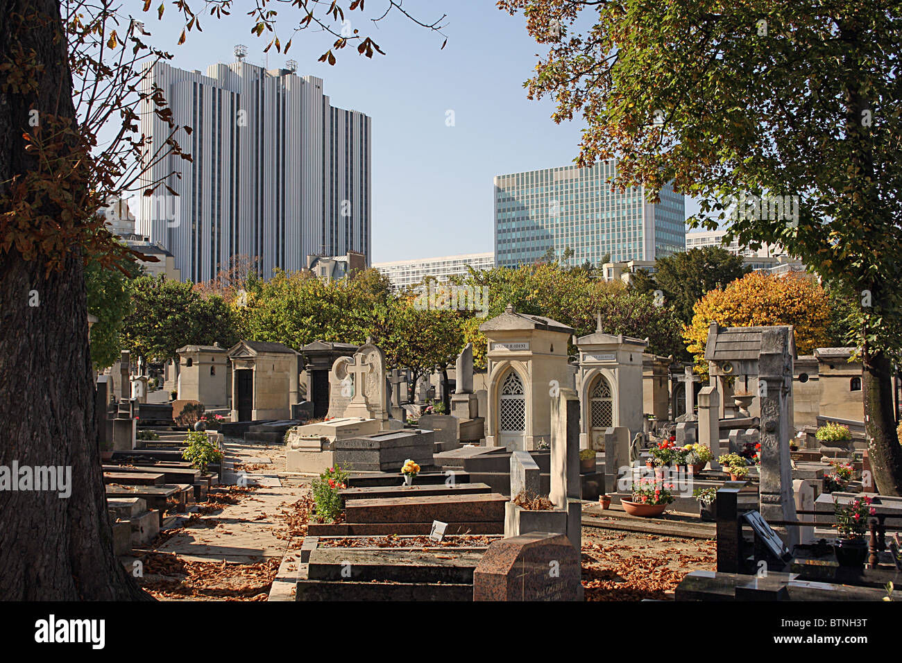 Paris, Cimetière du Montparnasse mit Blick auf kommerzielle Wolkenkratzer Stockfoto