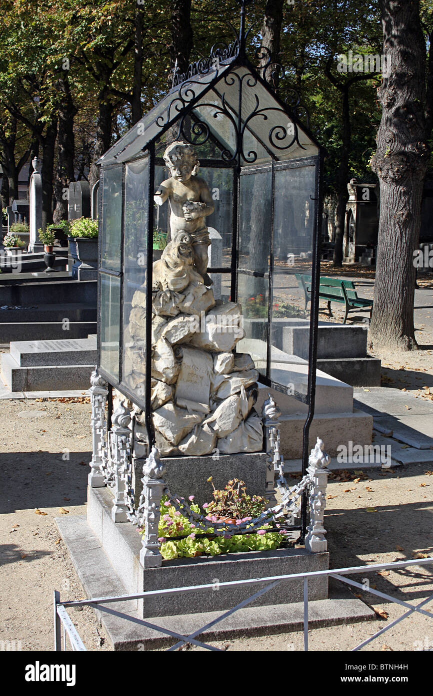 Friedhof Montparnasse, Paris, Grab eines Kindes. Stockfoto