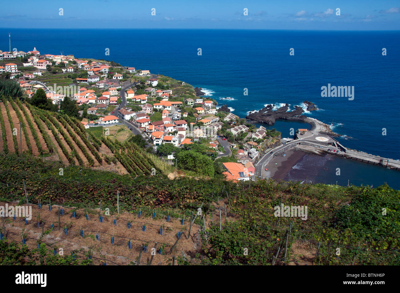 Draufsicht mit Weinbergen im Vordergrund Nordküste Madeira Portugal Seixal Stockfoto