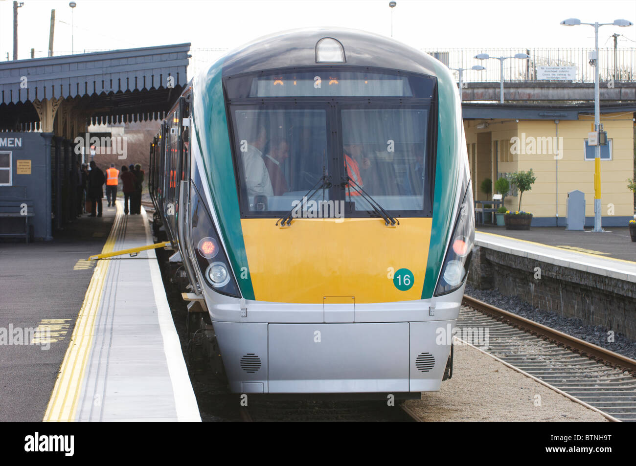 Ein Irish Rail Zug stehen auf dem Bahnsteig am Bahnhof Claremorris, Co. Mayo, Irland Stockfoto