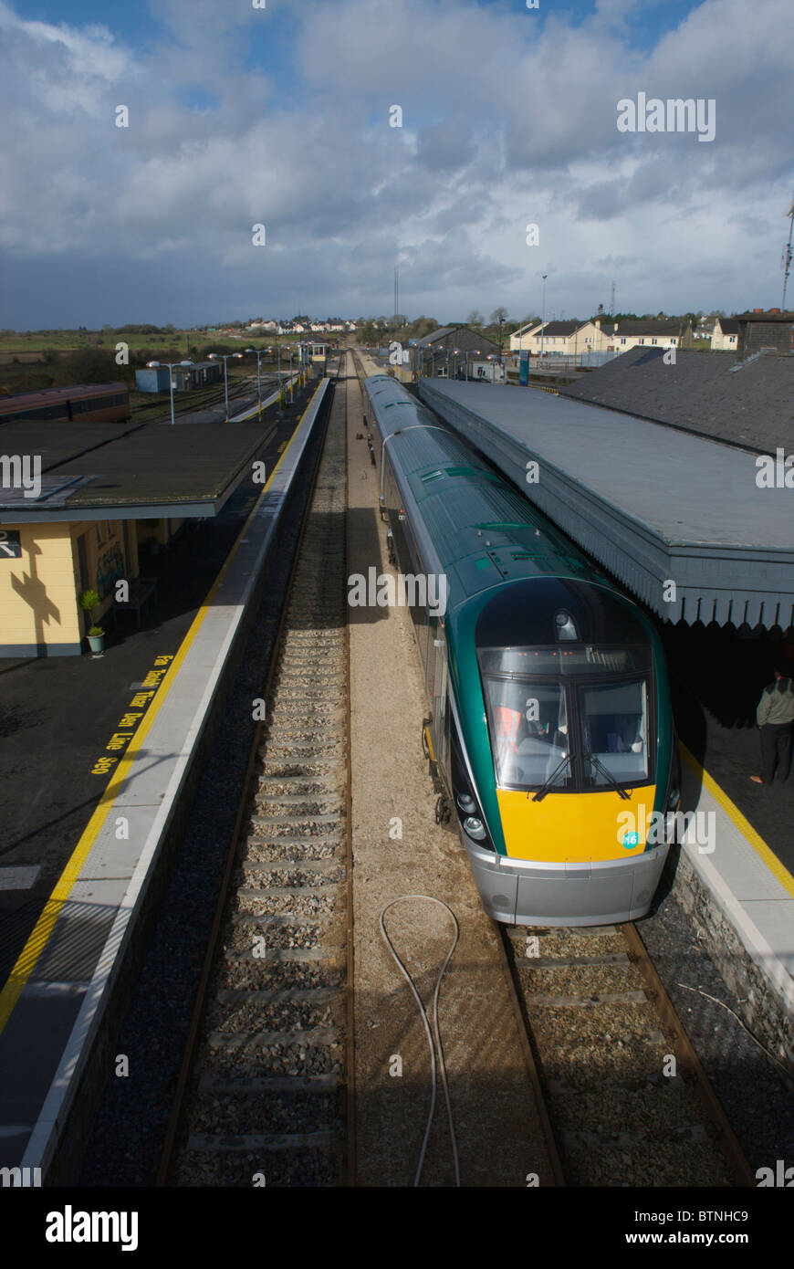 Ein Irish Rail Zug stehen auf dem Bahnsteig am Bahnhof Claremorris, Co. Mayo, Irland Stockfoto