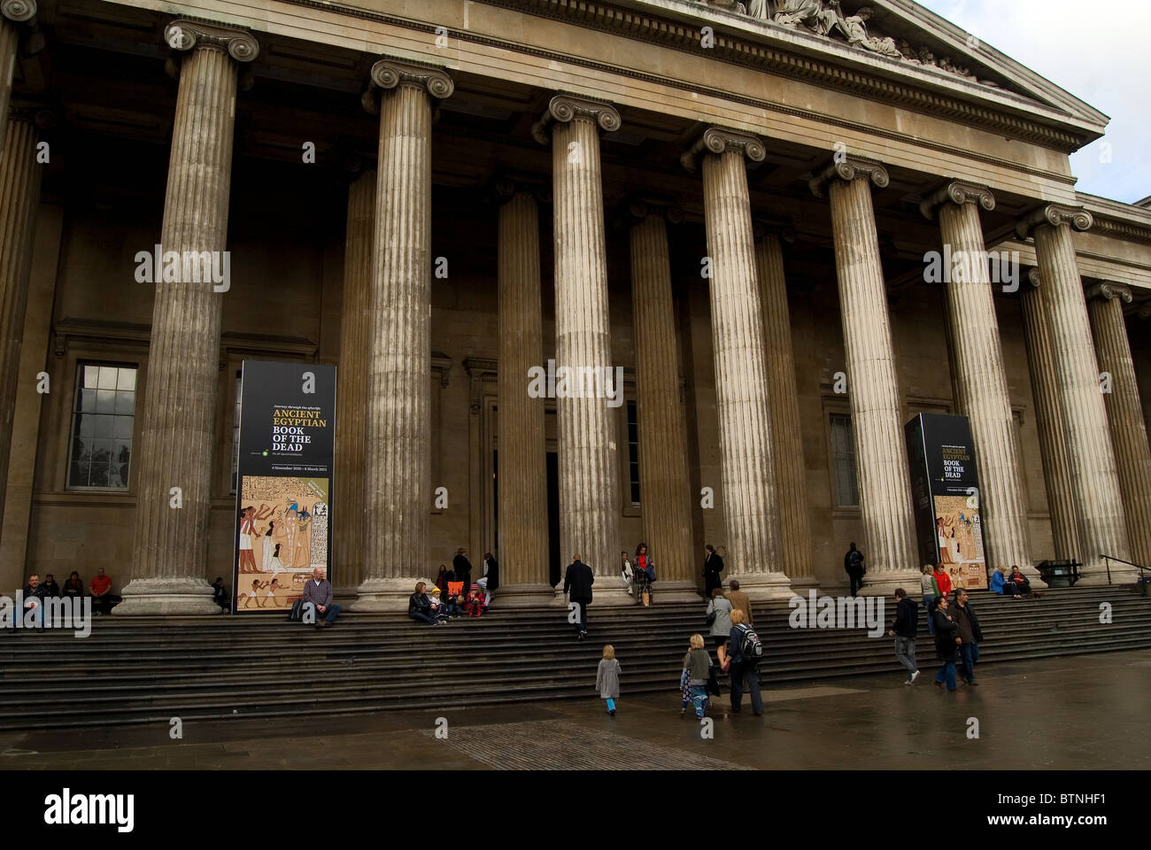 Hauptfassade des British Museum in London. Stockfoto