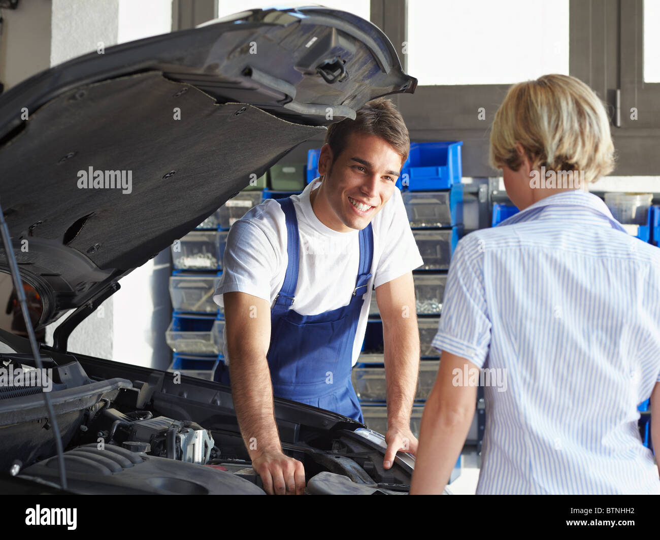 Mechaniker tatenlos Motorhaube Stockfoto