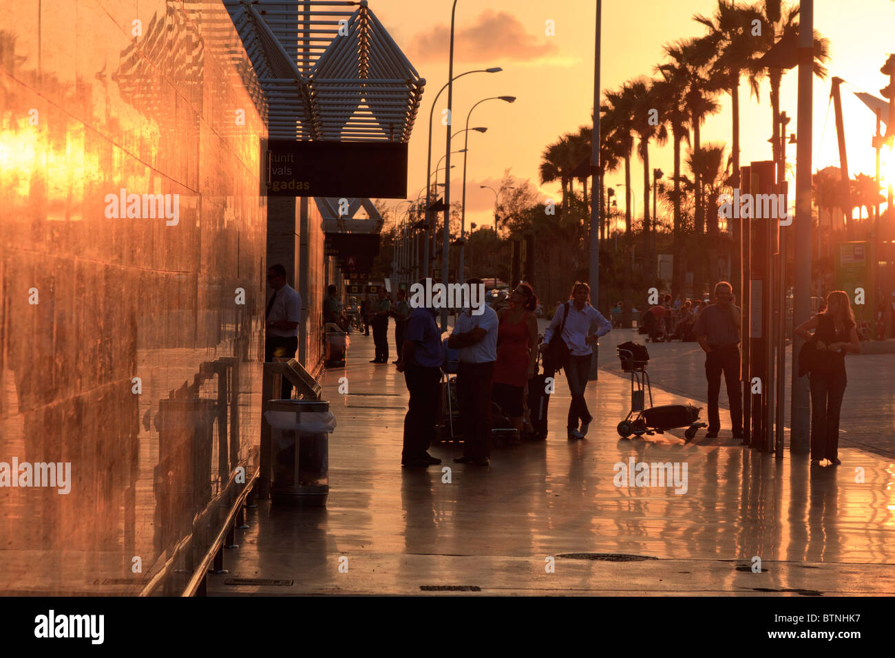 Außerhalb Tenerife Sur-Flughafen-terminal Gebäude mit der späten Nachmittagssonne Baden sie in der goldenen Sonne Stockfoto