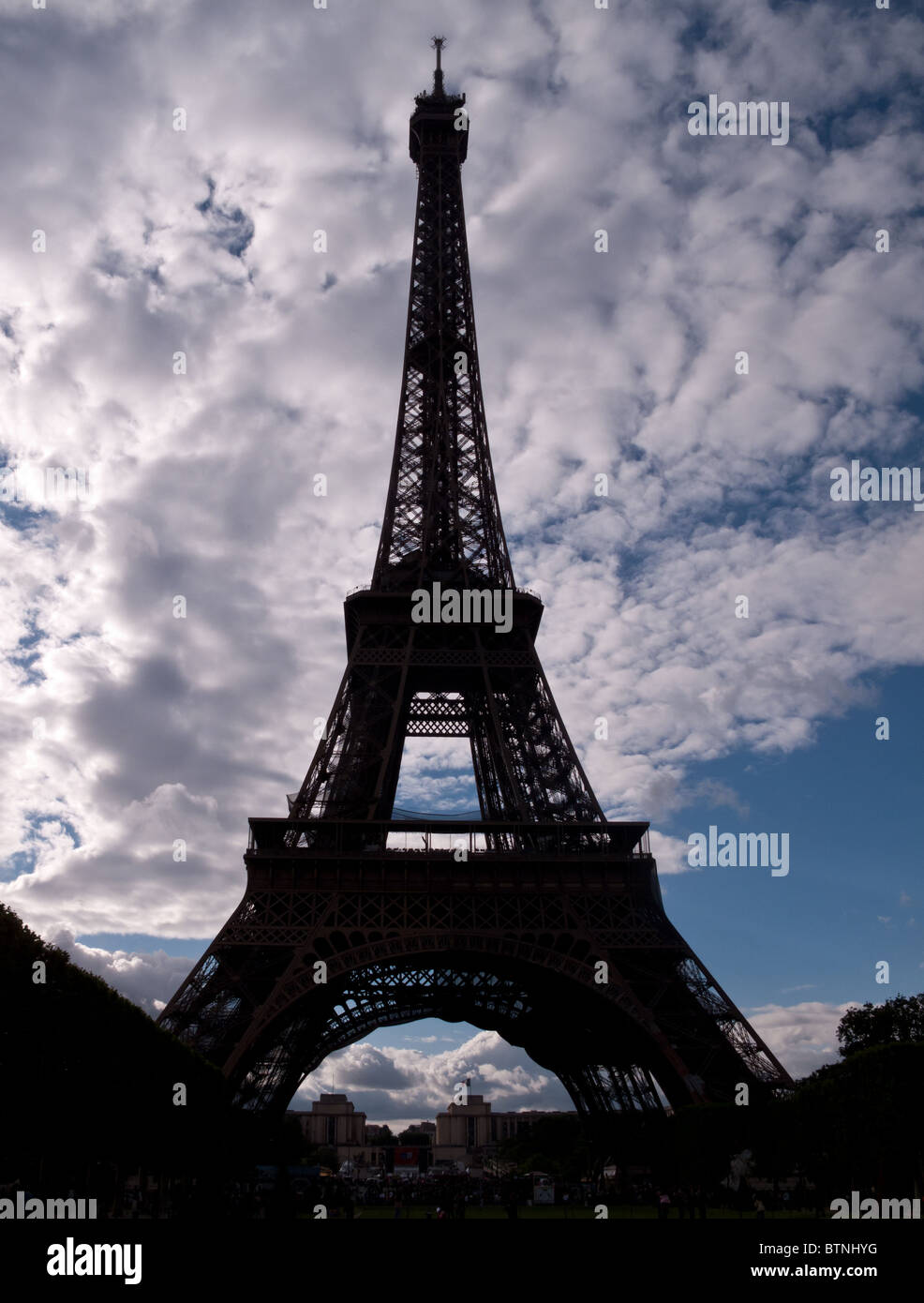 Form der Eiffel-Turm gegen einen blauen Wolkengebilde in Paris Stockfoto