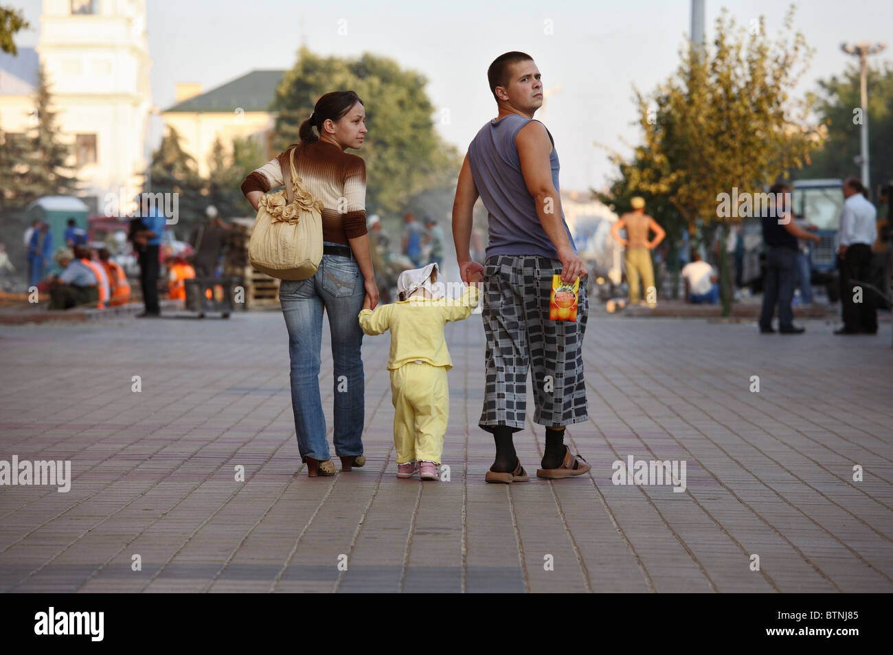 Eine junge Familie, die ein Spaziergang in der Stadt Brest, Weißrussland Stockfoto
