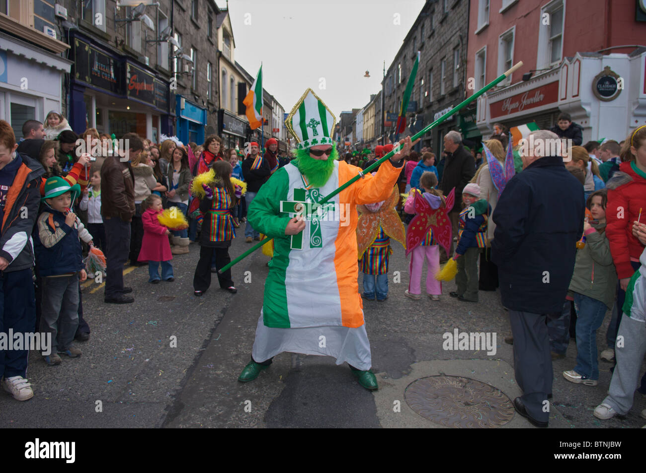 Ein Mann verkleidet als Saint Patrick während der St. Patricks Day Parade in Castlebar, Co. Mayo, Irland. Stockfoto