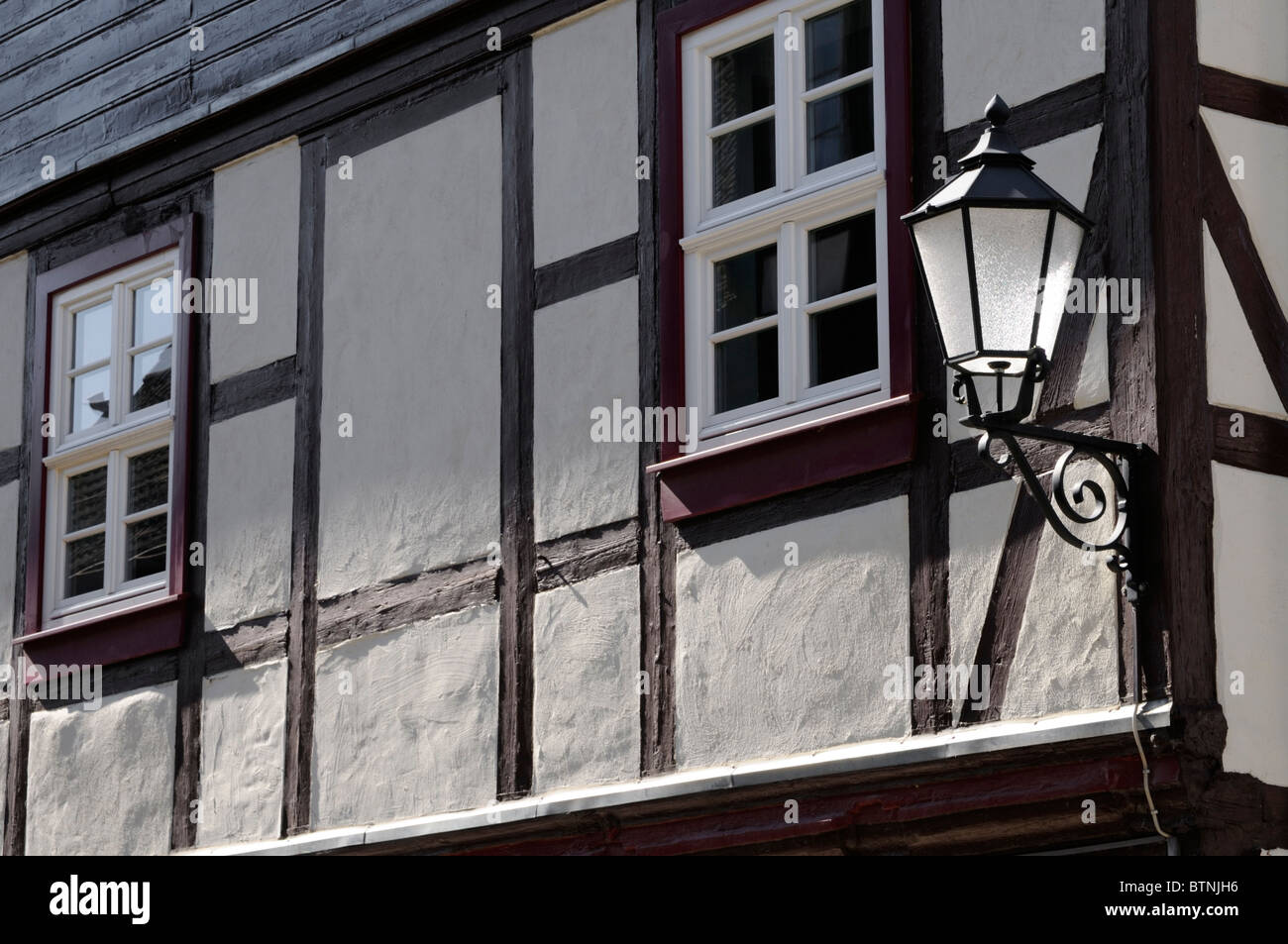 Alte Straßenlampe Und Fachwerkhaus, Wernigerode, Deutschland. -Alte Straßenlaterne und Fachwerkhaus, Wernigerode, Deutschland. Stockfoto