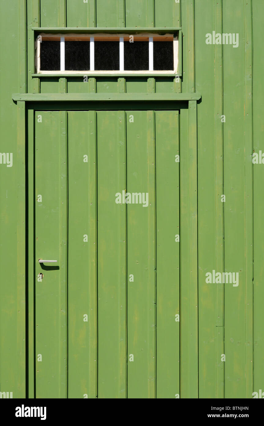 Eingang Mit Grün Gestrichener Brettertür Und Oberlicht. -Eingang mit Grün lackierten Batten Tür und Oberlicht-Fenster. Stockfoto