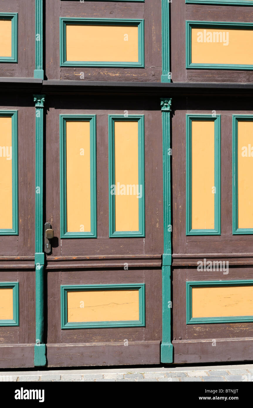 Kassettentür in Den Farben Gelb, Braun, Grün. -Rahmen und panel-Tür in den Farben gelb, braun, grün. Stockfoto