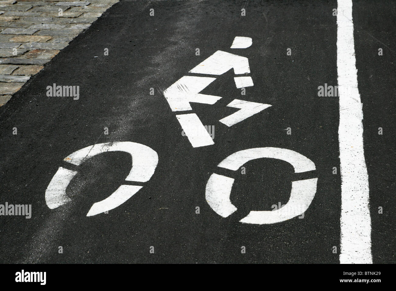 weißen Fahrrad Lane Marker Benennung einer Radfahren Gasse am Rand einer Straße Stockfoto