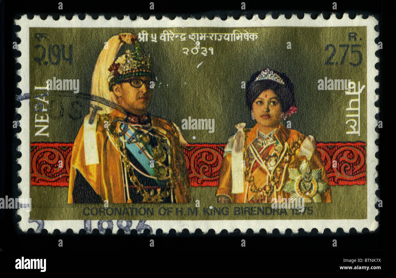 NEPAL - CIRCA 1986: Eine Briefmarke gedruckt in NEPAL zeigt Bild gewidmet die Krönung Birendra Bir Bikram Shah Dev (28. Dezember 1945 – 1. Juni 2001) war ein König von Nepal, ca. 1986. Stockfoto