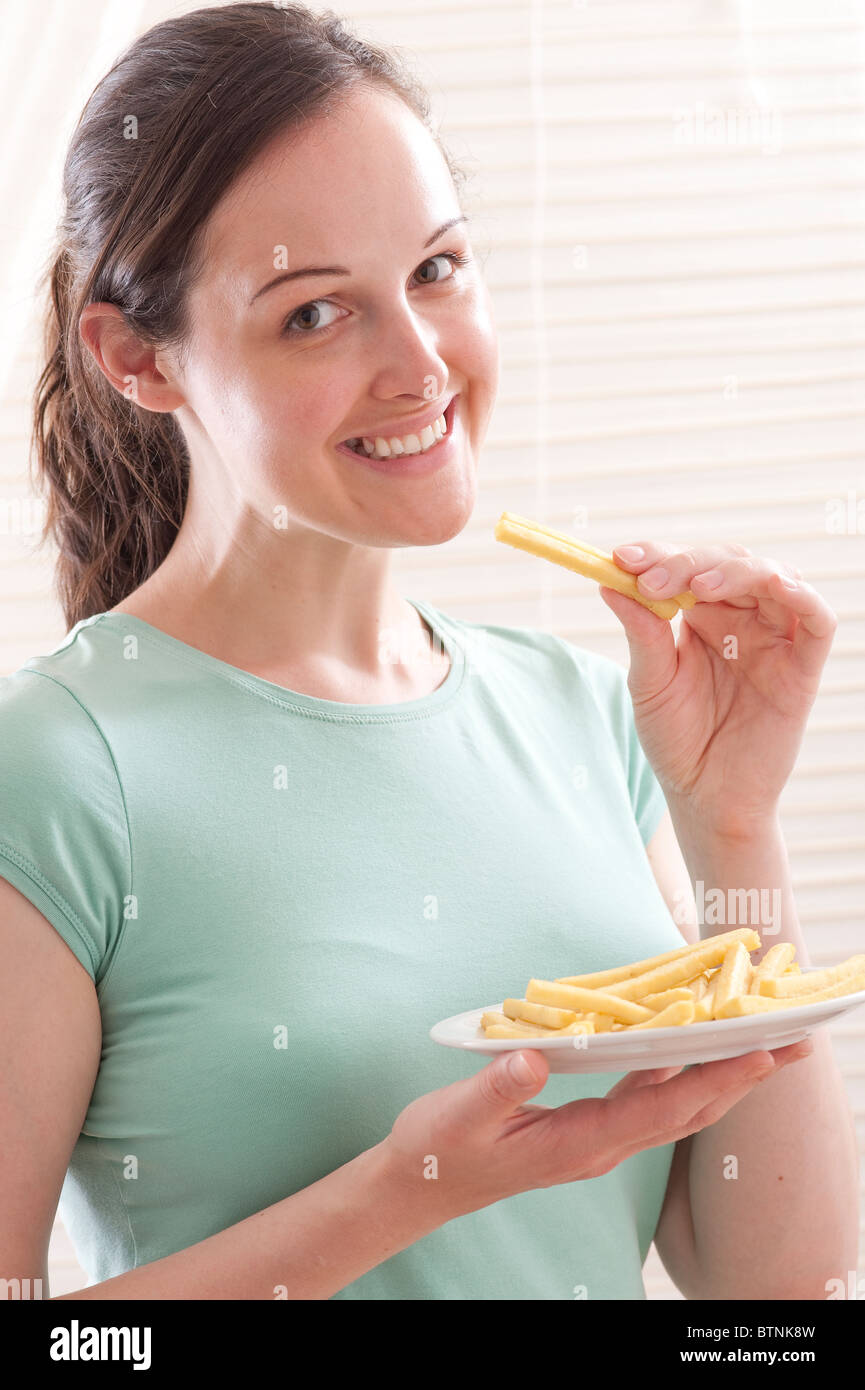 Teeen essen Pommes frites Stockfoto