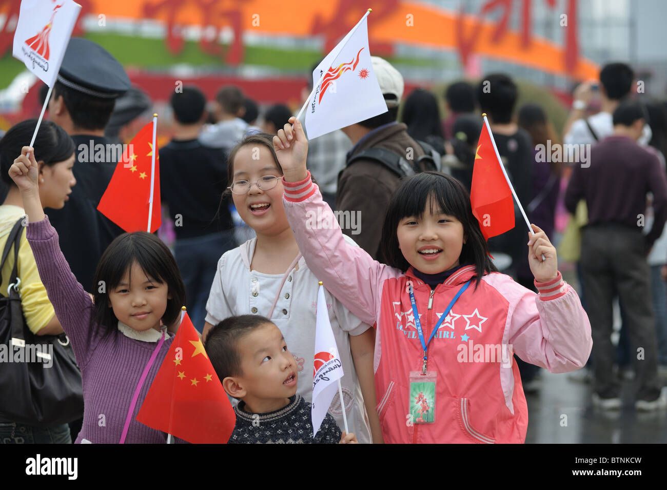 2010 Asian Games - chinesische Kinder jubeln auf China und Asien-Spiele Stockfoto