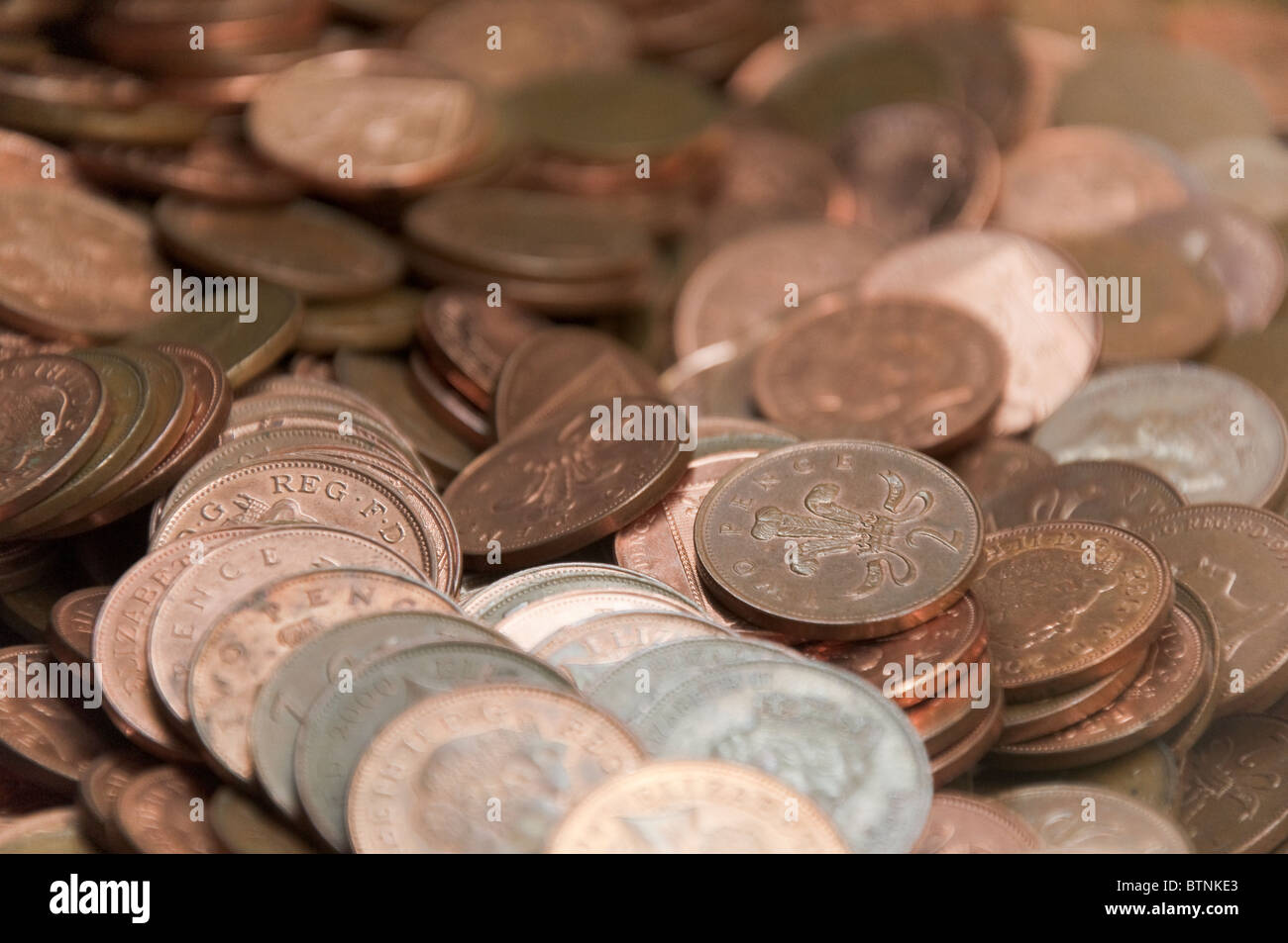 Stapel von zwei britischen Pence Münzen in eine Gaming-Maschine Stockfoto