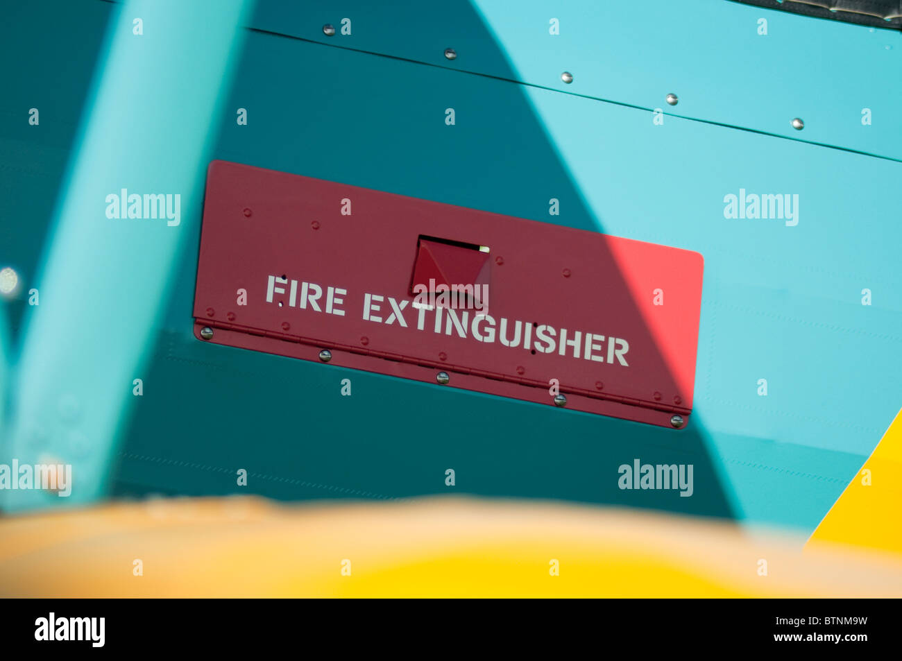 Feuerlöscher-Etikett auf einem Tigermoth-Doppeldecker Stockfoto
