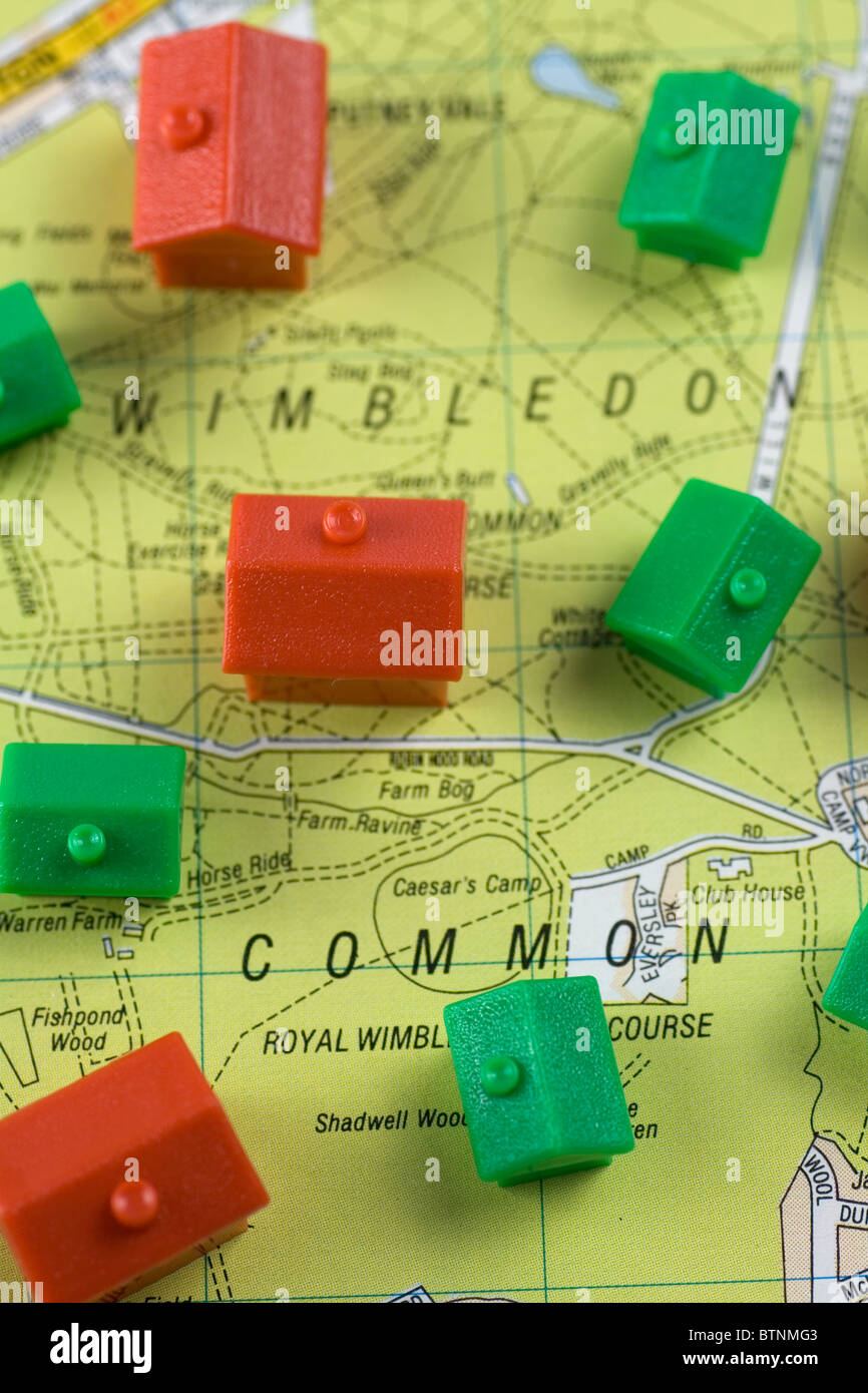 Monopoly-Häuser auf einer Straßenkarte. Stockfoto