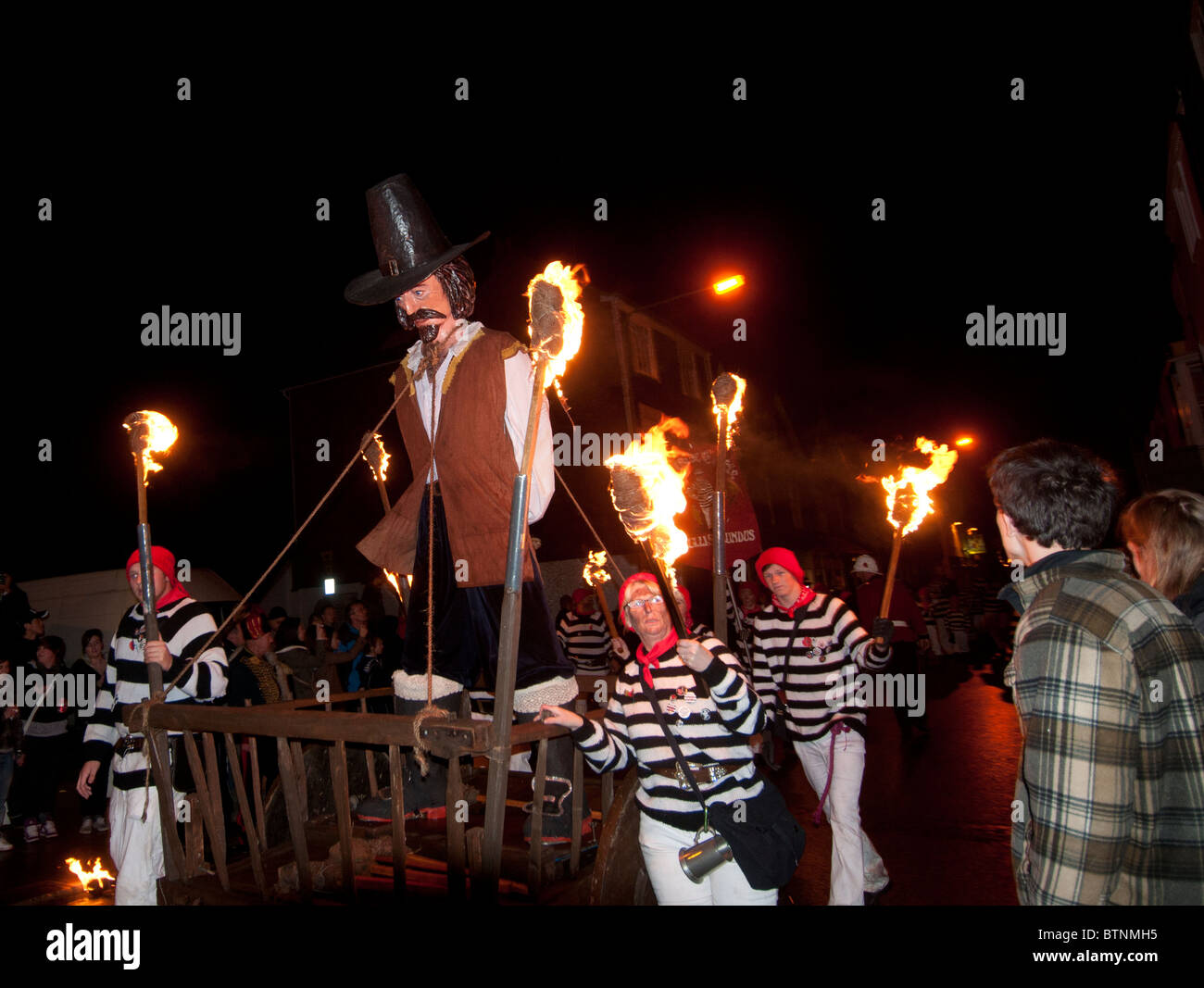 5. November 2010. Feuerwerk und Lagerfeuer Nacht, Lewes, Sussex. Stockfoto