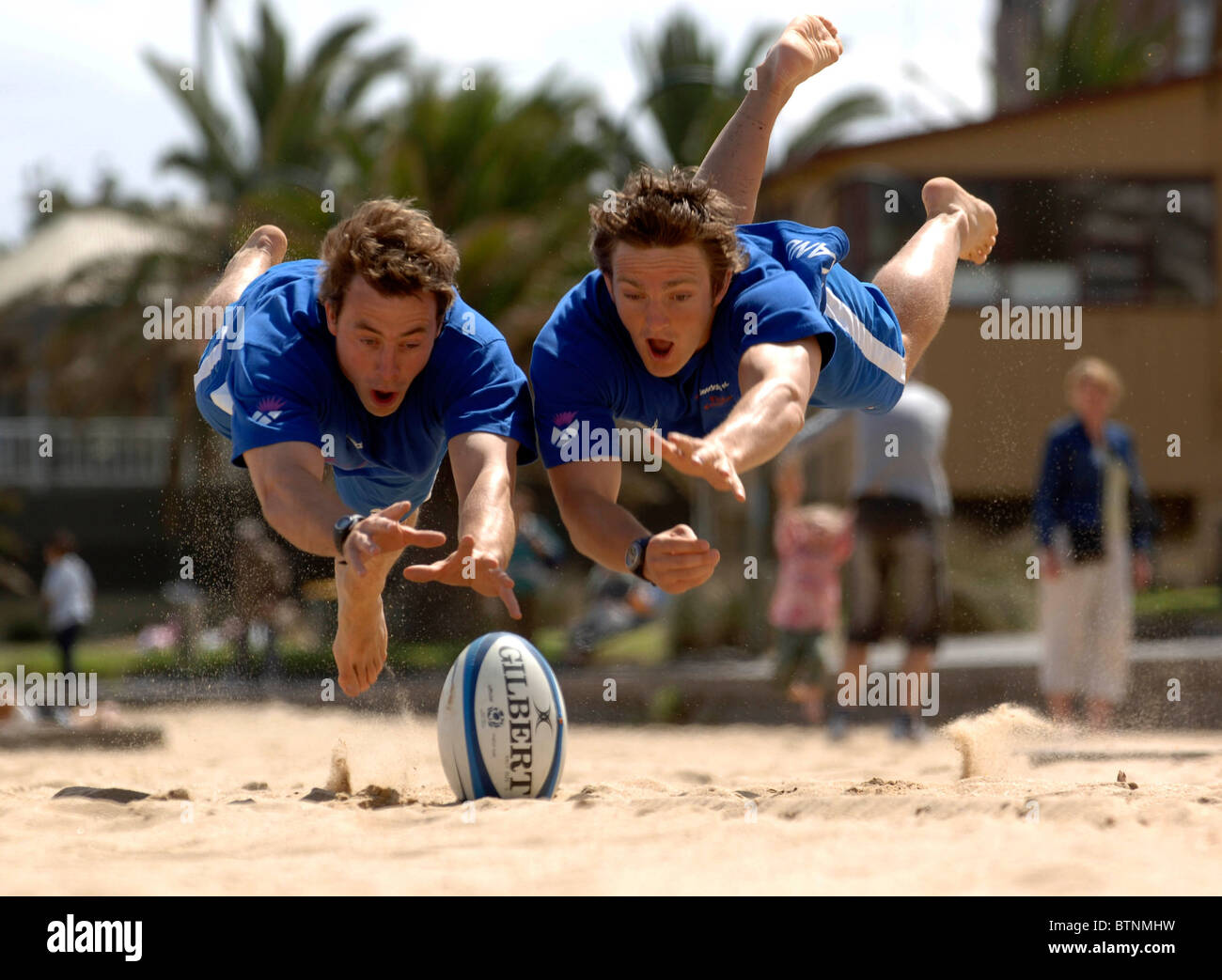 Scottish Rugby Sevens Spieler Rory Lawson und Clark Laidlaw auf Werbe-Shooting am Strand in Melbourne. Stockfoto